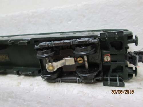 HO SCALE : TRIX x2 BLS GREEN COACHES - LOT 18U