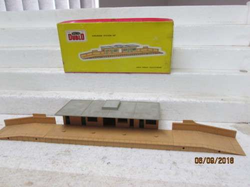 OO SCALE : HORNBY DUBLO SUBURBAN STATION (BOXED) - LOT 104U