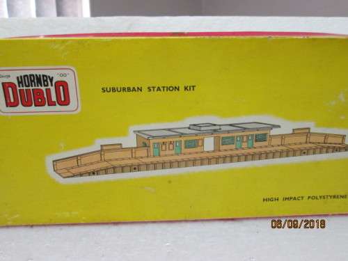 OO SCALE : HORNBY DUBLO SUBURBAN STATION (BOXED) - LOT 104U