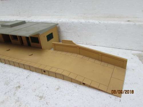 OO SCALE : HORNBY DUBLO SUBURBAN STATION (BOXED) - LOT 104U