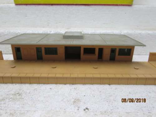 OO SCALE : HORNBY DUBLO SUBURBAN STATION (BOXED) - LOT 104U