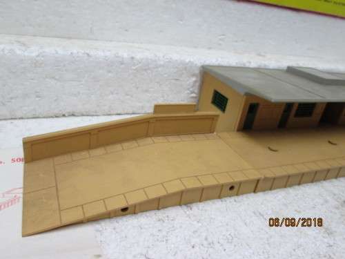 OO SCALE : HORNBY DUBLO SUBURBAN STATION (BOXED) - LOT 104U