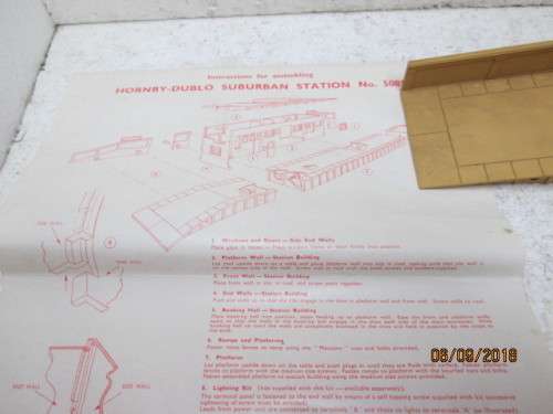 OO SCALE : HORNBY DUBLO SUBURBAN STATION (BOXED) - LOT 104U