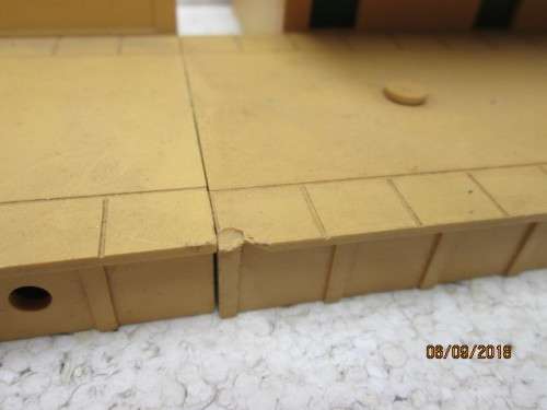 OO SCALE : HORNBY DUBLO SUBURBAN STATION (BOXED) - LOT 104U