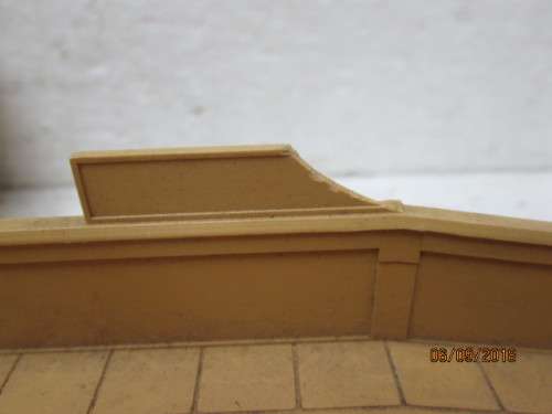 OO SCALE : HORNBY DUBLO SUBURBAN STATION (BOXED) - LOT 104U