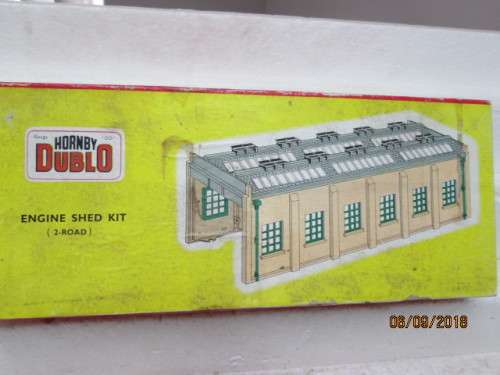OO SCALE : HORNBY DUBLO ENGINE SHED KIT (BOXED) - LOT 105U