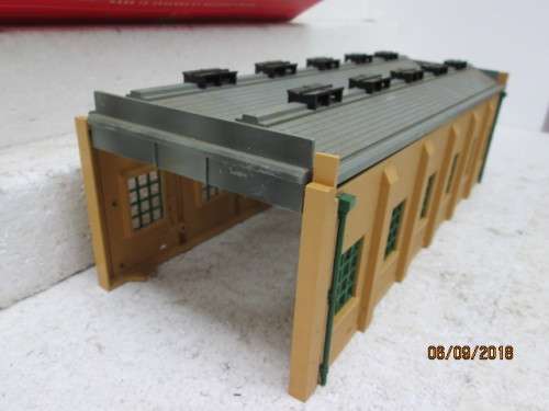 OO SCALE : HORNBY DUBLO ENGINE SHED KIT (BOXED) - LOT 105U