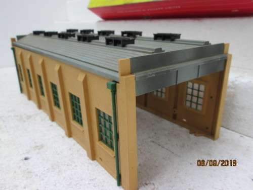 OO SCALE : HORNBY DUBLO ENGINE SHED KIT (BOXED) - LOT 105U