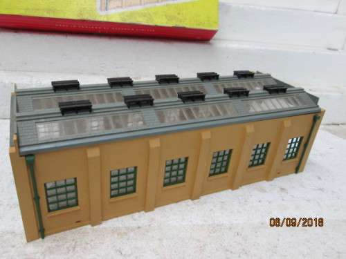OO SCALE : HORNBY DUBLO ENGINE SHED KIT (BOXED) - LOT 105U
