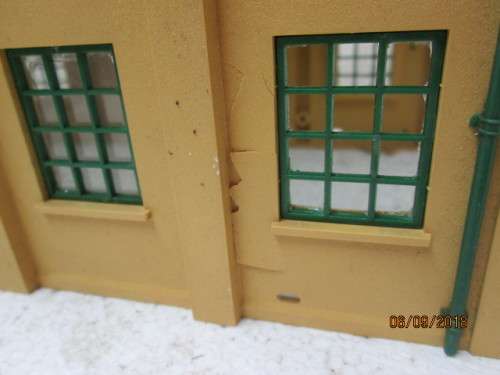 OO SCALE : HORNBY DUBLO ENGINE SHED KIT (BOXED) - LOT 105U