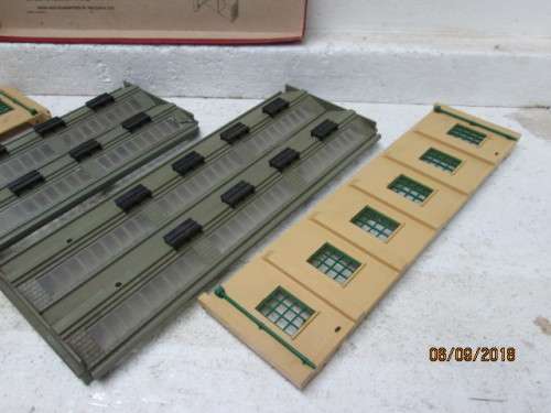 OO SCALE : HORNBY DUBLO DOUBLE ENGINE SHED KIT (BOXED) - LOT 106U