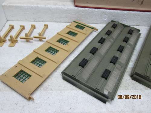 OO SCALE : HORNBY DUBLO DOUBLE ENGINE SHED KIT (BOXED) - LOT 106U