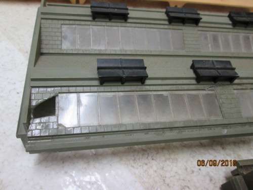 OO SCALE : HORNBY DUBLO DOUBLE ENGINE SHED KIT (BOXED) - LOT 106U