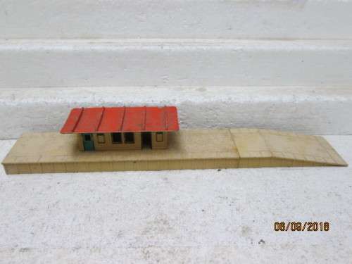 OO SCALE : HORNBY DUBLO SMALL STATION WITH PLATFORM - LOT 111U