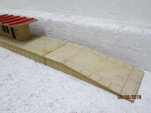 OO SCALE : HORNBY DUBLO SMALL STATION WITH PLATFORM - LOT 111U