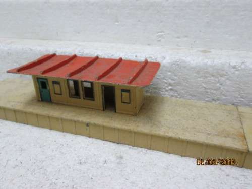 OO SCALE : HORNBY DUBLO SMALL STATION WITH PLATFORM - LOT 111U