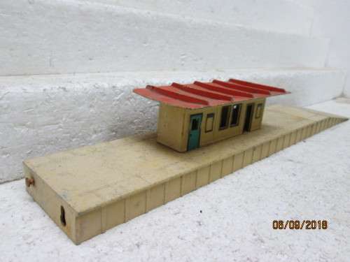 OO SCALE : HORNBY DUBLO SMALL STATION WITH PLATFORM - LOT 111U