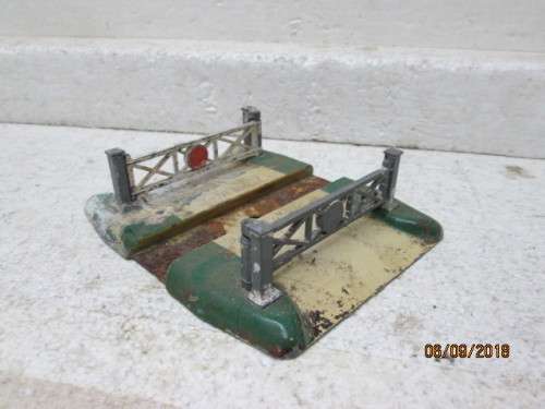 OO SCALE : HORNBY DUBLO RAIL CROSSING - LOT 112U