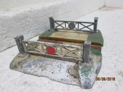 OO SCALE : HORNBY DUBLO RAIL CROSSING - LOT 112U