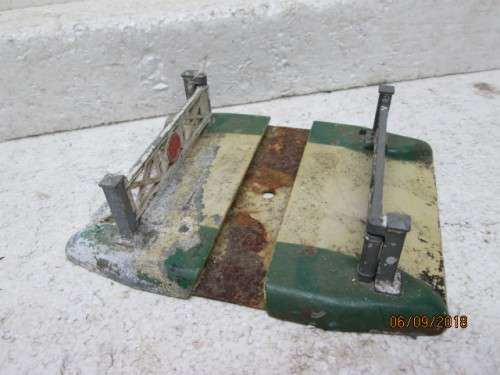 OO SCALE : HORNBY DUBLO RAIL CROSSING - LOT 112U