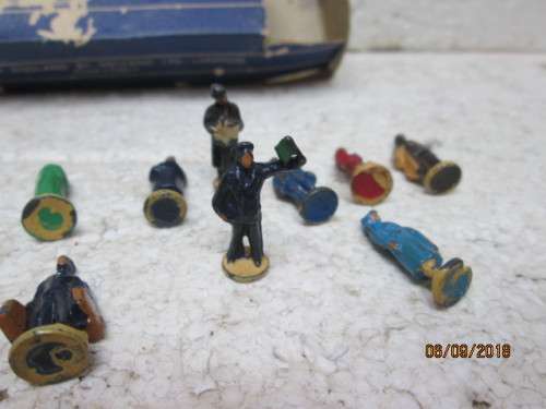 OO SCALE : HORNBY DUBLO x9 WHITE METAL FIGURINES (BOXED) - LOT 127U