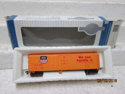 HO SCALE : BACHMANN SILVER SERIES UNION PACIFIC BOX CAR (BOXED) - LOT 226U