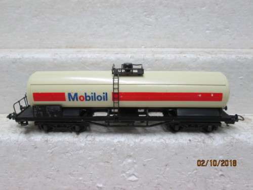 HO SCALE : LIMA LONG TANKER (MOBIL) - LOT 277U