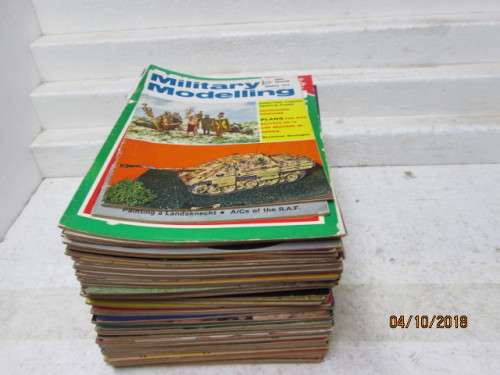 MILITARY MODELLING MAGAZINES x60 (ALL FROM THE 1970's) - LOT 360U