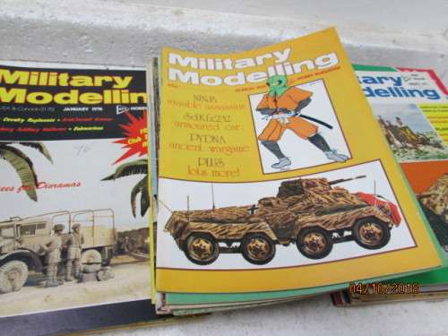 MILITARY MODELLING MAGAZINES x60 (ALL FROM THE 1970's) - LOT 360U