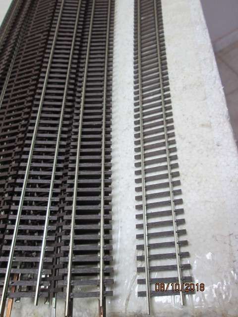 HO SCALE ATLAS FLEXI TRACK - CODE 83 (30 LENGTHS AVAILABLE)  - LOT 448U