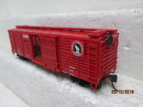 HO SCALE : WALTHERS CATTLE CAR (GREAT NORTHERN) BOXED - LOT 642U