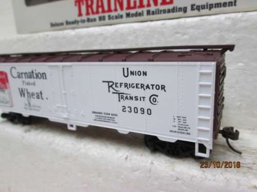 HO SCALE : WALTHERS 40' BOX CAR (CARNATION) BOXED - LOT 656U