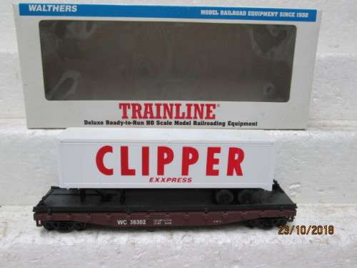 HO SCALE : WALTHERS 40' FLAT CAR WITH CLIPPER ROAD TRAILER. (BOXED) - LOT 657U