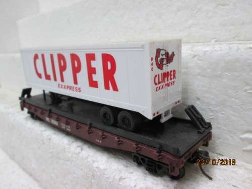 HO SCALE : WALTHERS 40' FLAT CAR WITH CLIPPER ROAD TRAILER. (BOXED) - LOT 657U
