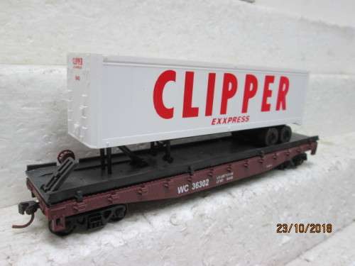 HO SCALE : WALTHERS 40' FLAT CAR WITH CLIPPER ROAD TRAILER. (BOXED) - LOT 657U
