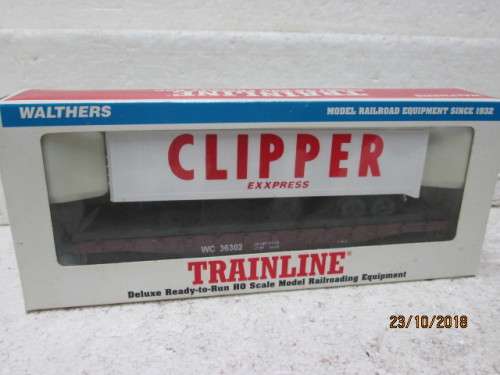 HO SCALE : WALTHERS 40' FLAT CAR WITH CLIPPER ROAD TRAILER. (BOXED) - LOT 657U