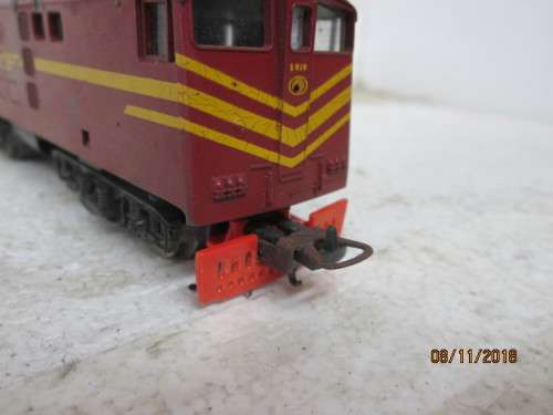 HO SCALE : LIMA SAR REPLACEMENT COW CATCHER (RED) - LOT 895U