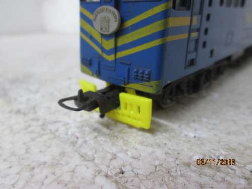 HO SCALE : LIMA SAR REPLACEMENT COW CATCHERS (YELLOW) - LOT 896U