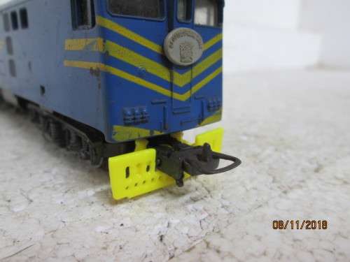 HO SCALE : LIMA SAR REPLACEMENT COW CATCHERS (YELLOW) - LOT 896U