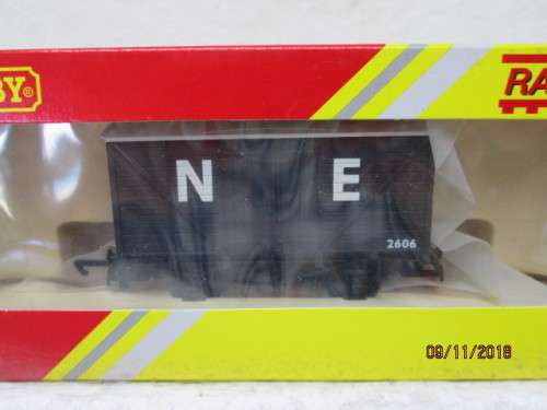 OO SCALE : HORNBY CLOSED VAN N E (BOXED) - LOT 910U