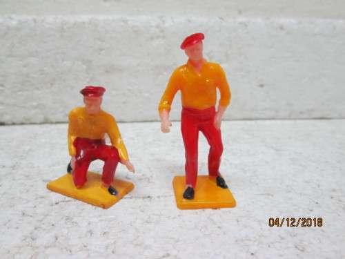 x2  PIT CREW FIGURINES - LOT 209V