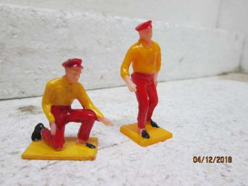 x2  PIT CREW FIGURINES - LOT 209V
