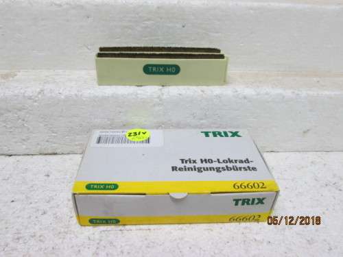 HO/OO SCALE : TRIX LOCO WHEEL CLEANER (BOXED) - LOT 231V
