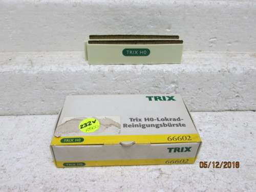 HO/OO SCALE : TRIX LOCO WHEEL CLEANER (BOXED) - LOT 232V