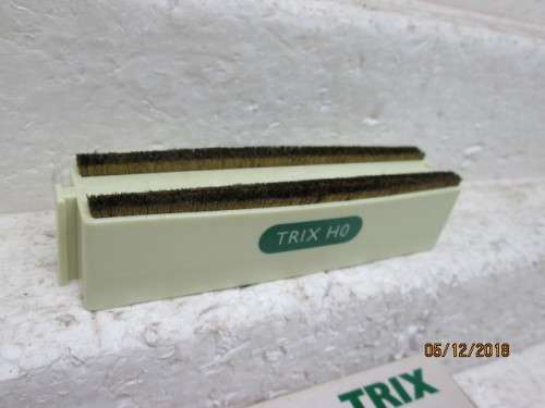 HO/OO SCALE : TRIX LOCO WHEEL CLEANER (BOXED) - LOT 232V