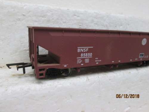 HO SCALE : MODEL POWER BNSF OPEN HOPPER (METALTRAIN) - LOT 254V