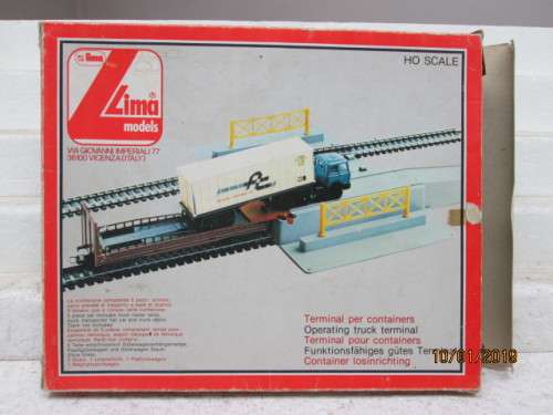 HO SCALE : LIMA OPERATING TRUCK TERMINAL (BOXED) - LOT 499V