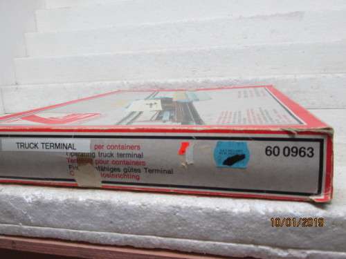 HO SCALE : LIMA OPERATING TRUCK TERMINAL (BOXED) - LOT 499V