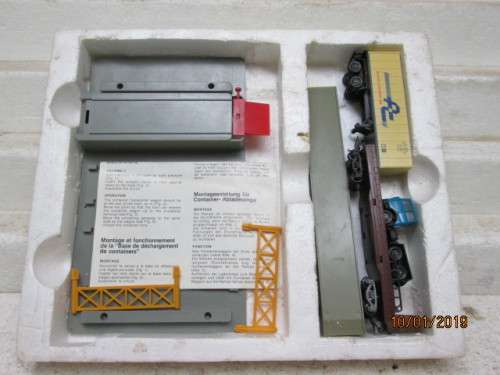 HO SCALE : LIMA OPERATING TRUCK TERMINAL (BOXED) - LOT 499V
