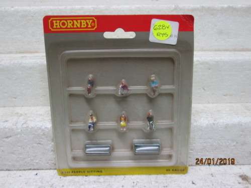 OO SCALE : HORNBY - 6 PEOPLE SITTING WITH 2 BENCHES - LOT 628V